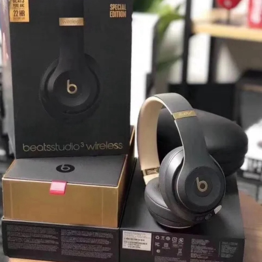 Black & Gold Beats Headphones ( Brand New )